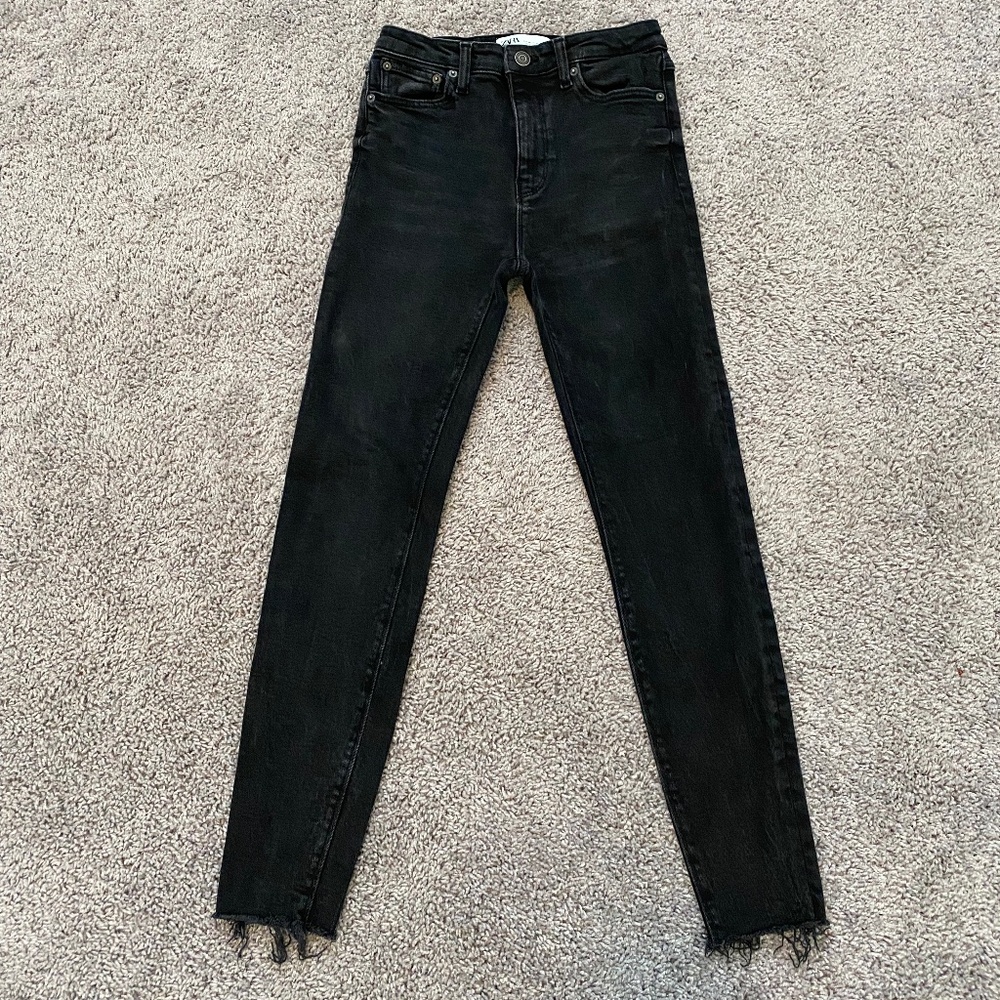ZARA BLACK SKINNY JEANS W/ RAW HEM